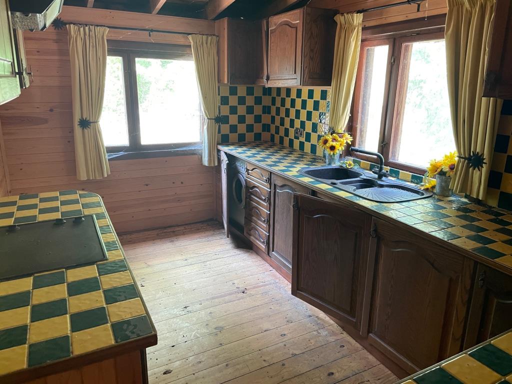 Lot: 111 - DETACHED CABIN IN WOODLAND SETTING - Kitchen